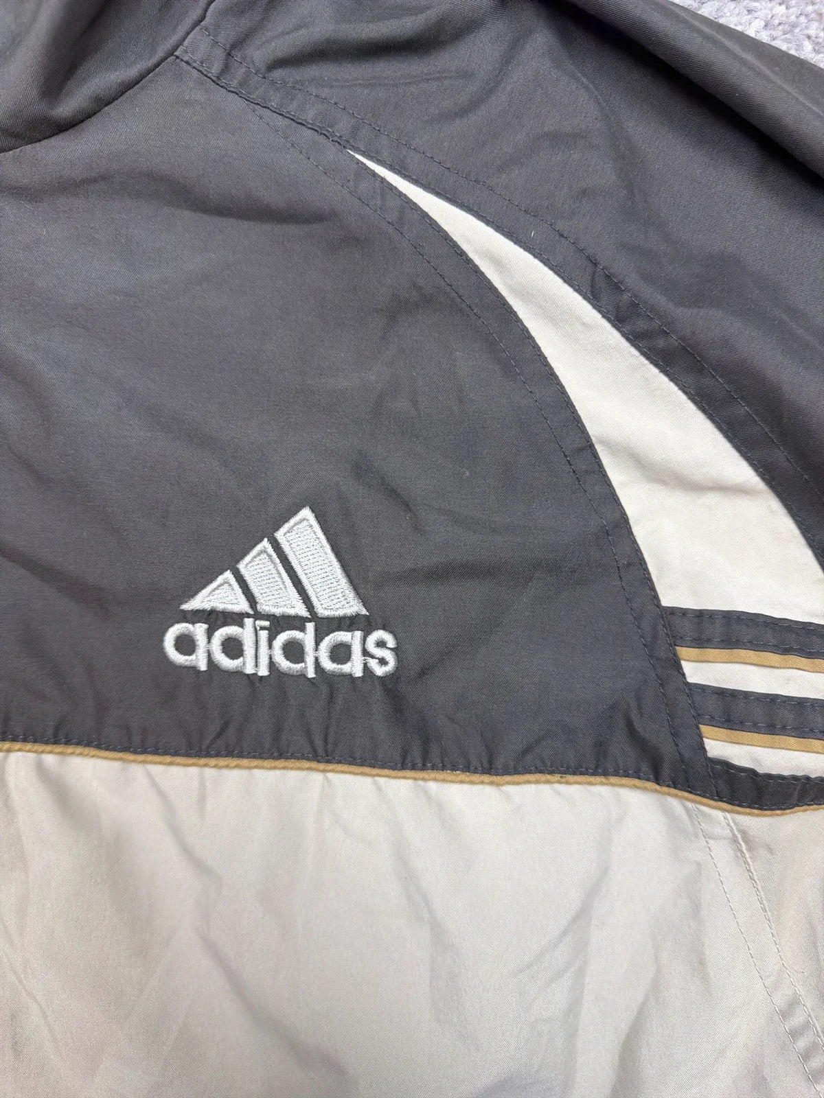 Adidas Giacca a Vento con Zip e Tasche, Colore Nero e Beige, Come Nuovo – photo 4