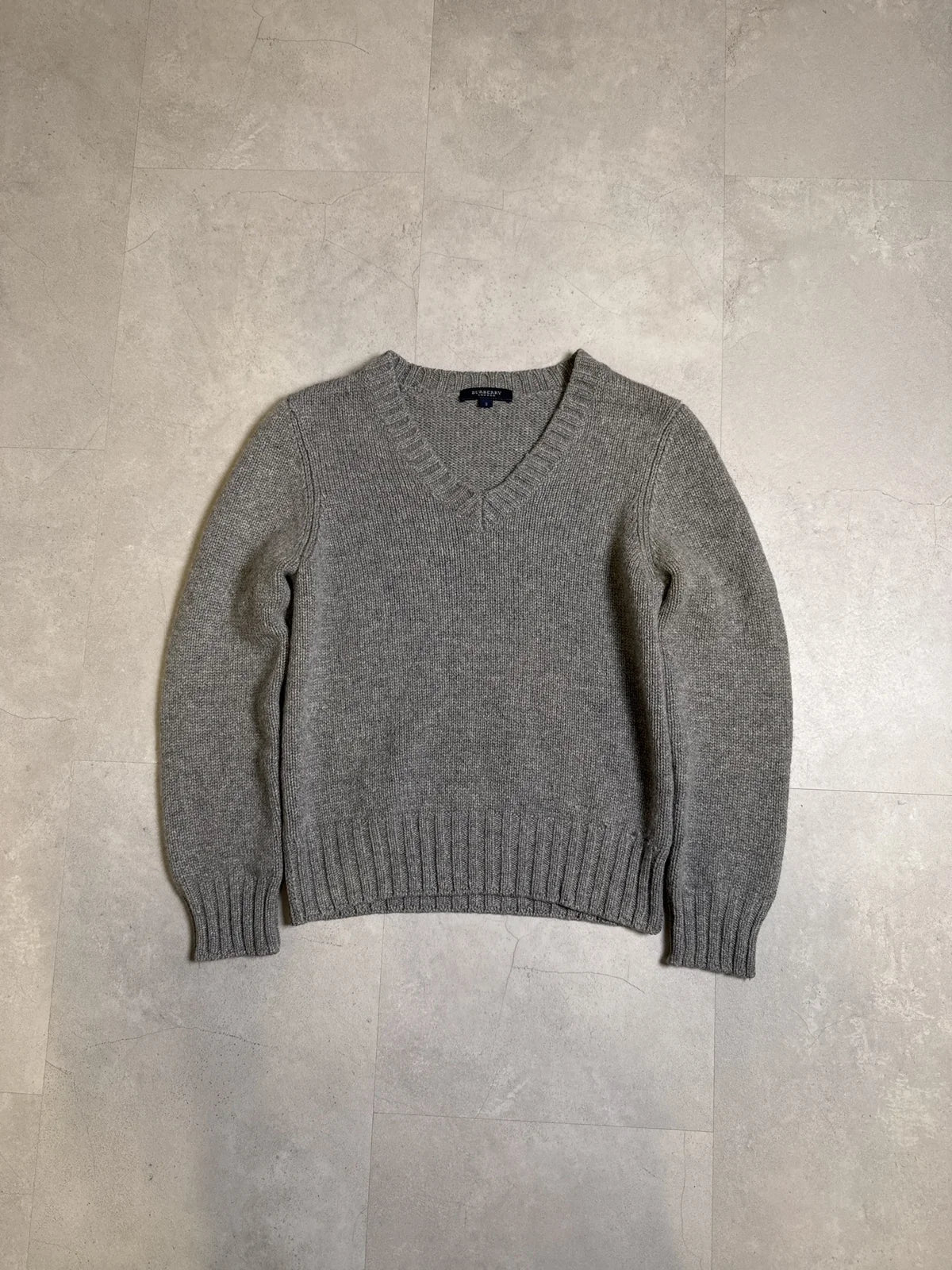 Burberry Maglione in Lana Grigia con Collo a V e Maniche Lunghe – photo 1