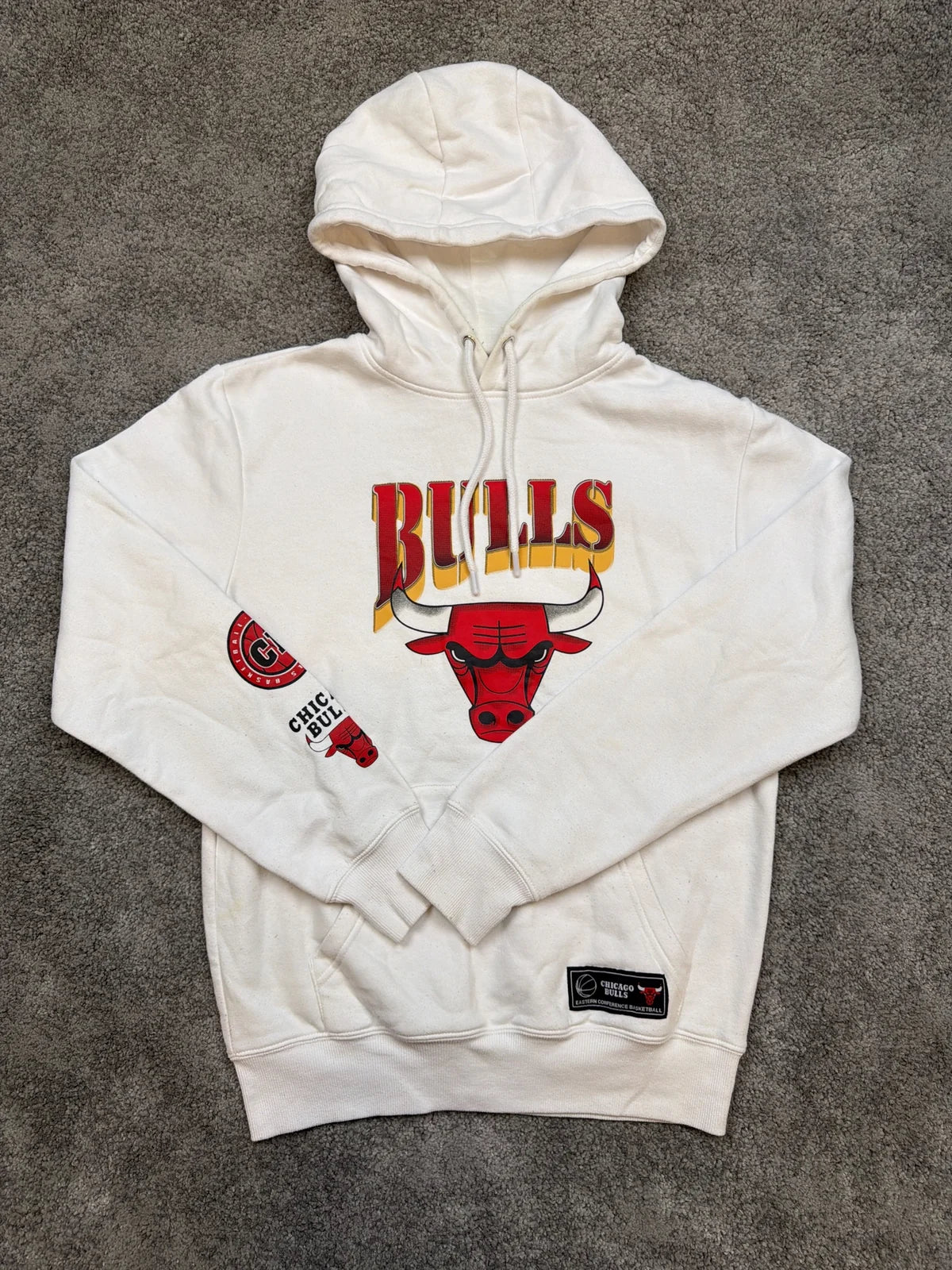 Felpa con cappuccio Chicago Bulls, Hoodie bianco con logo rosso e dettagli sportivi – photo 1