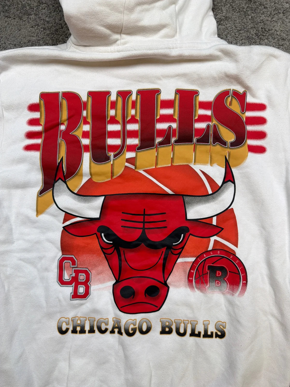 Felpa con cappuccio Chicago Bulls, Hoodie bianco con logo rosso e dettagli sportivi – photo 3