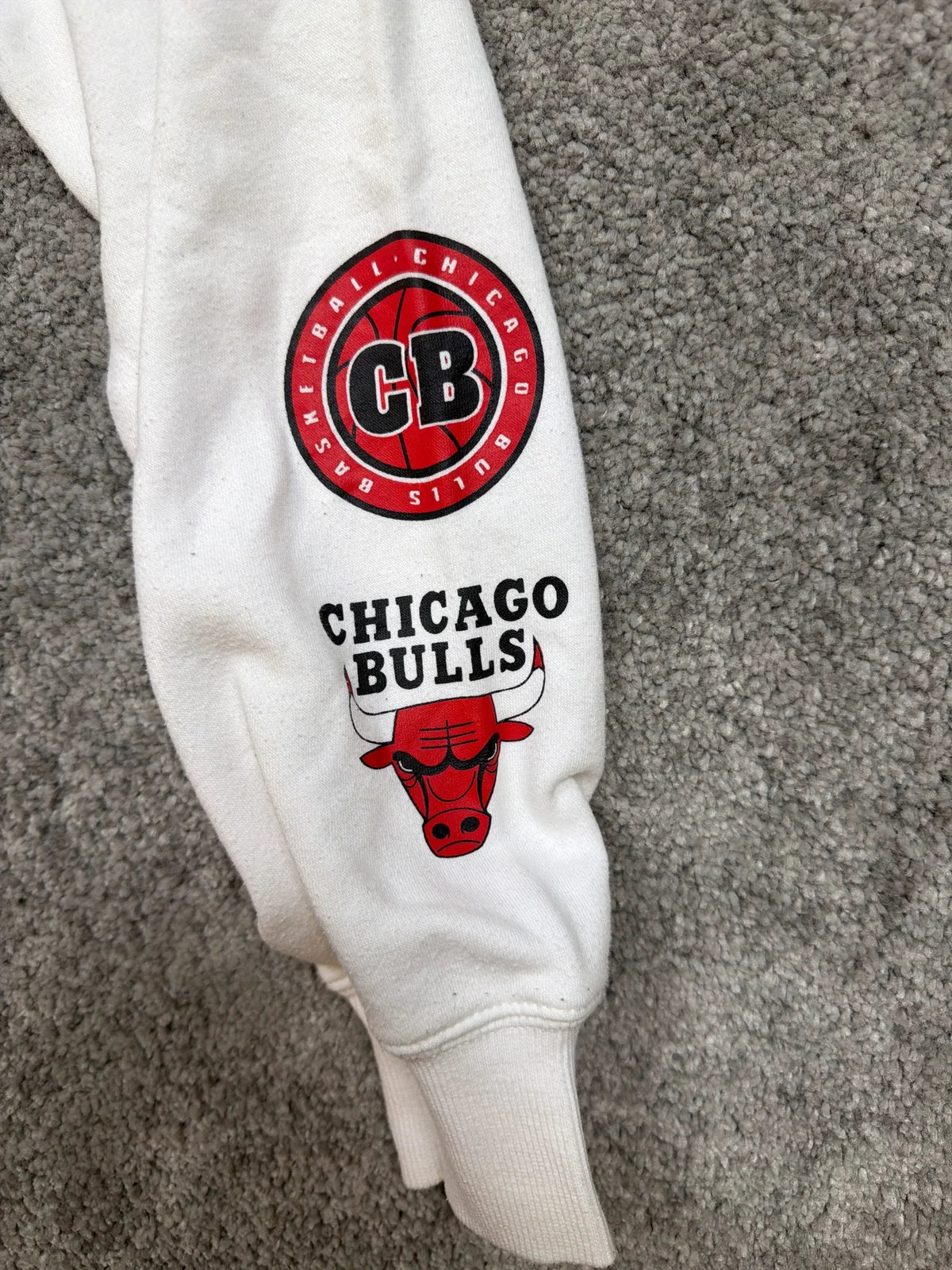 Felpa con cappuccio Chicago Bulls, Hoodie bianco con logo rosso e dettagli sportivi – photo 4