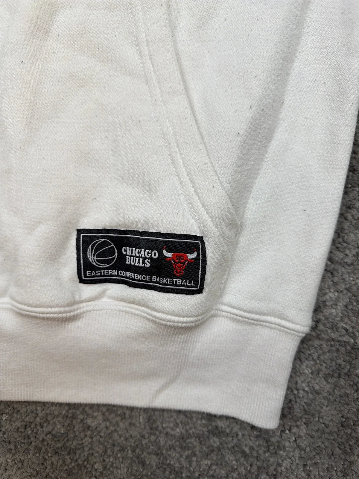 Felpa con cappuccio Chicago Bulls, Hoodie bianco con logo rosso e dettagli sportivi – photo 6