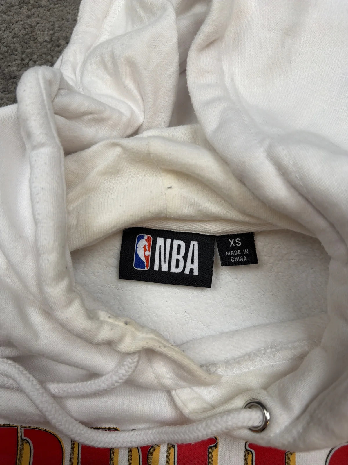 Felpa con cappuccio Chicago Bulls, Hoodie bianco con logo rosso e dettagli sportivi – photo 7