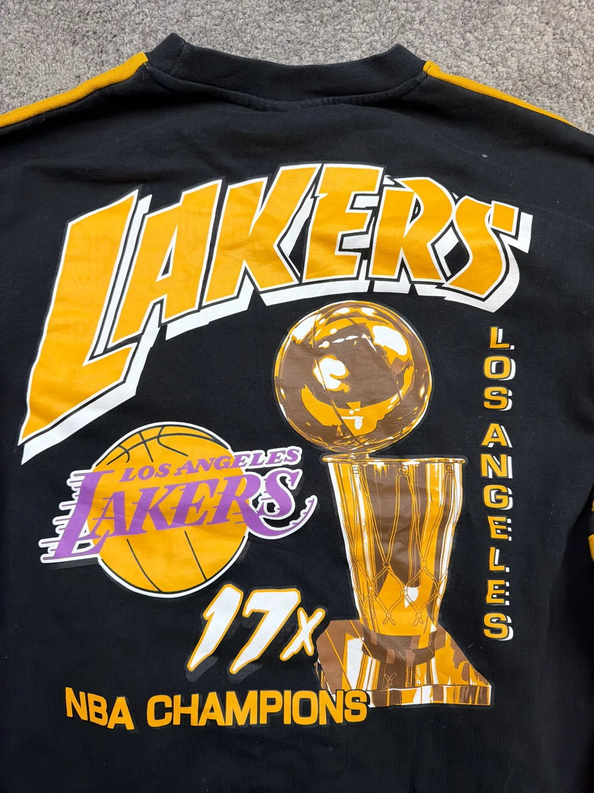 Felpa Los Angeles Lakers NBA Champions Gialla e Nera con Maniche Lunghe – photo 3