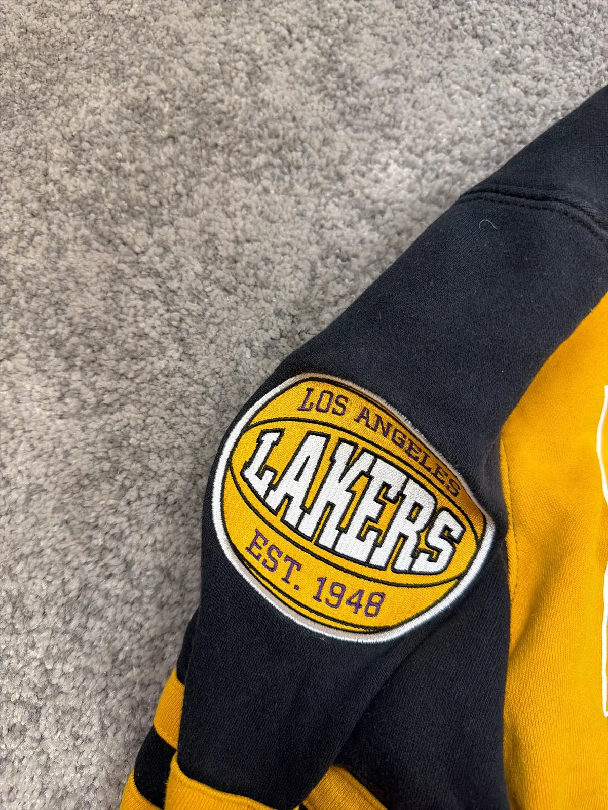 Felpa Los Angeles Lakers NBA Champions Gialla e Nera con Maniche Lunghe – photo 6