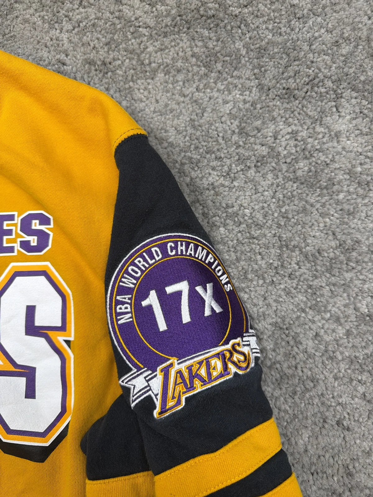 Felpa Los Angeles Lakers NBA Champions Gialla e Nera con Maniche Lunghe – photo 7