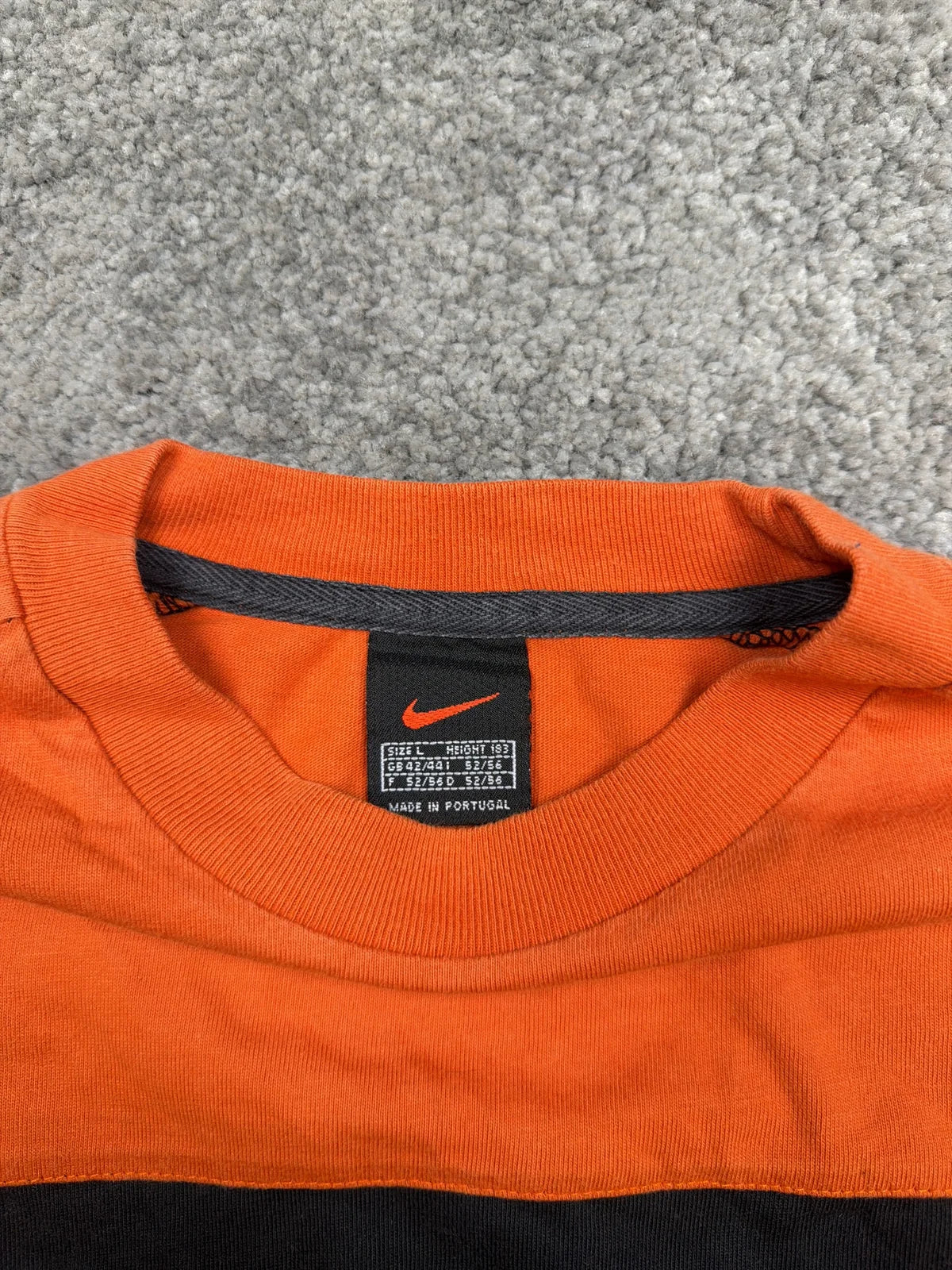 Nike Maglietta a Maniche Lunghe Arancione e Nera con Logo – photo 4