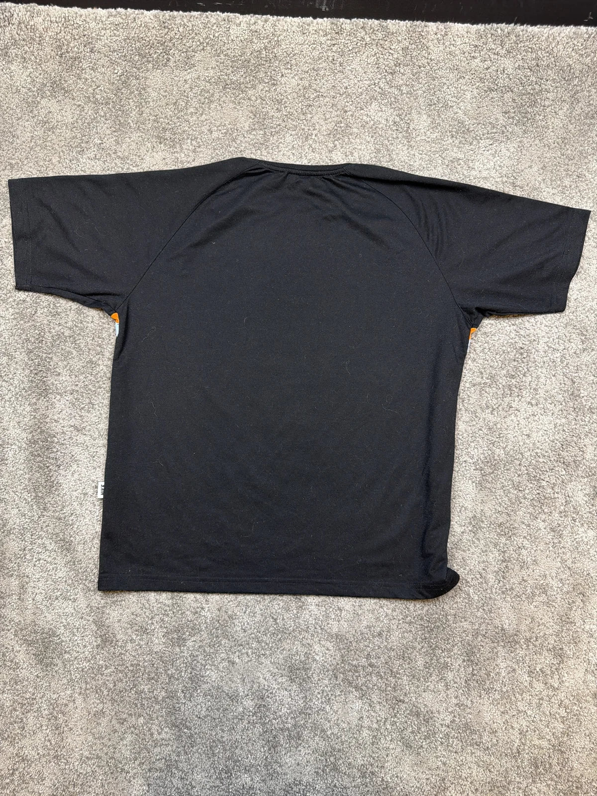 Nike T-shirt attivo con logo, maniche arancioni e blu, colore nero – photo 2