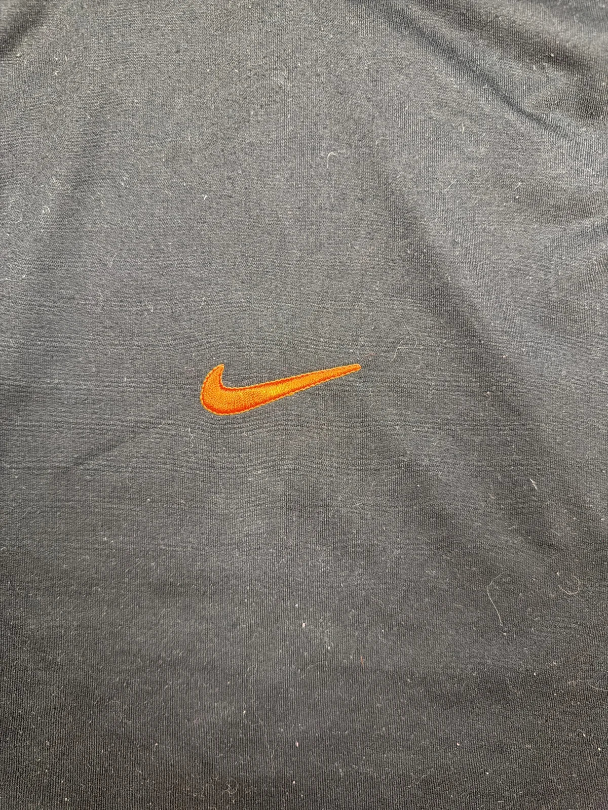 Nike T-shirt attivo con logo, maniche arancioni e blu, colore nero – photo 3