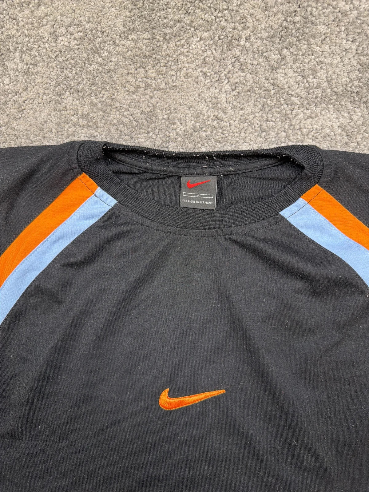 Nike T-shirt attivo con logo, maniche arancioni e blu, colore nero – photo 4