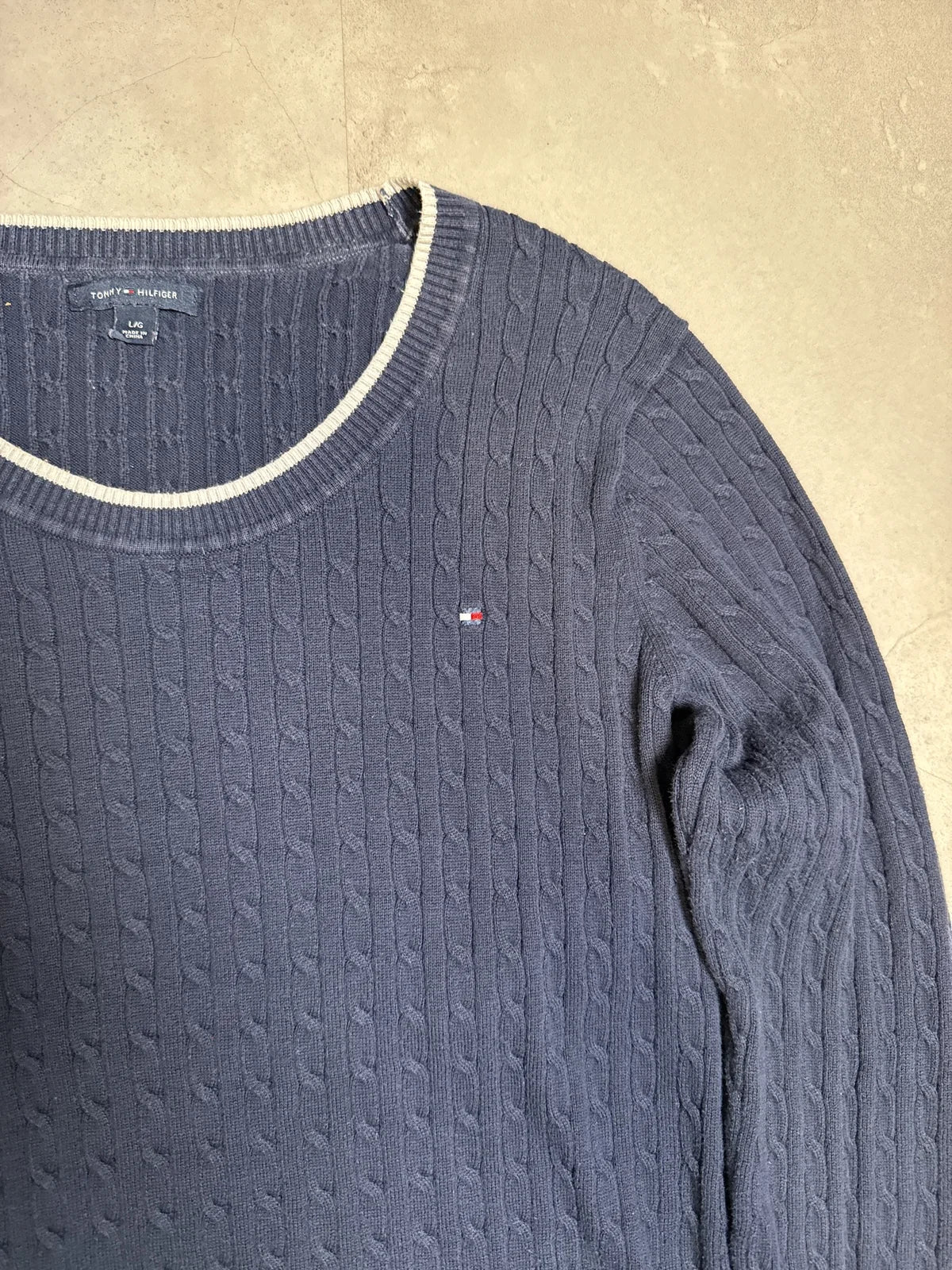 Tommy Hilfiger Maglione a maniche lunghe in lana blu navy con dettagli a coste – photo 2