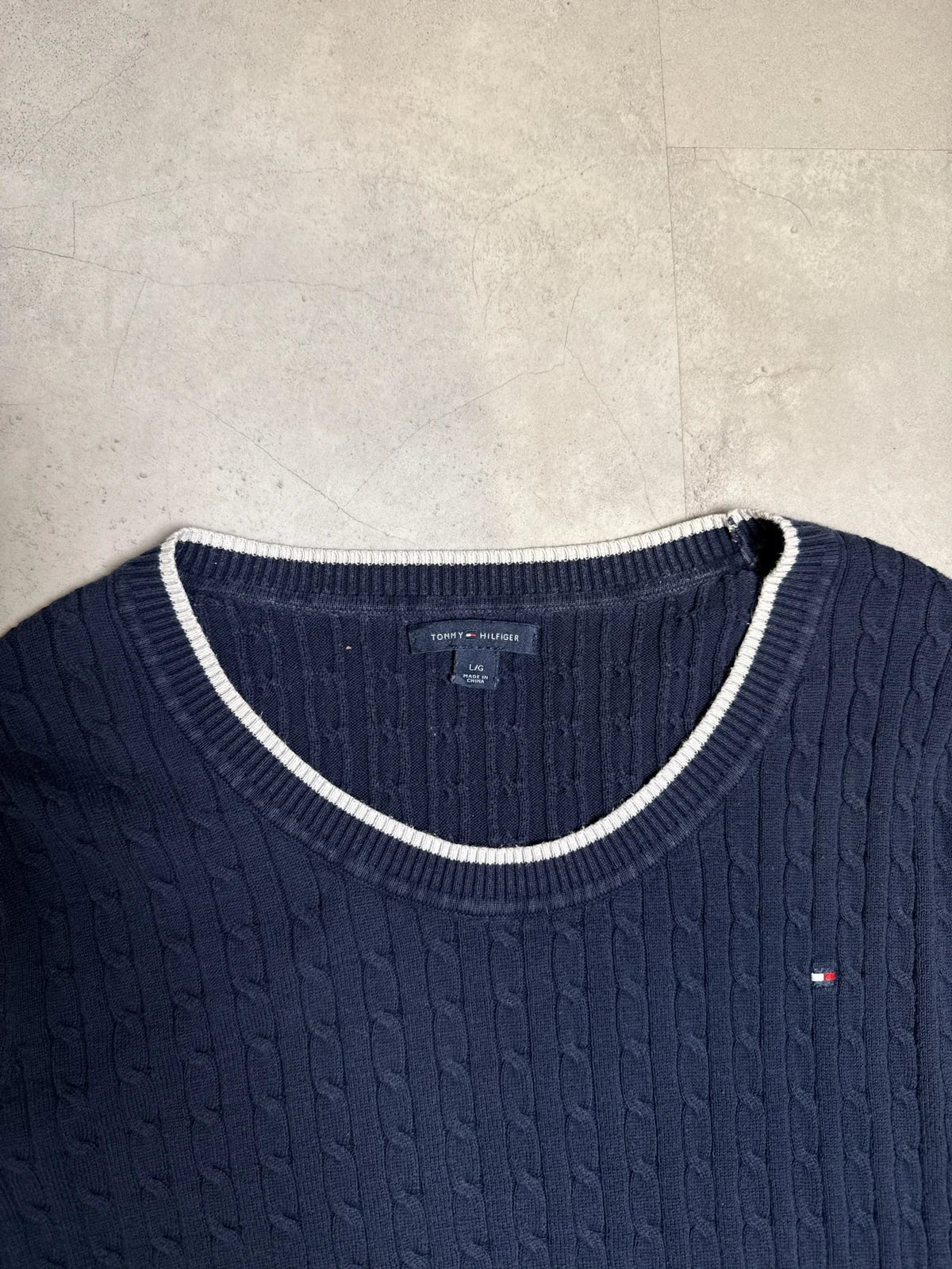 Tommy Hilfiger Maglione a maniche lunghe in lana blu navy con dettagli a coste – photo 3