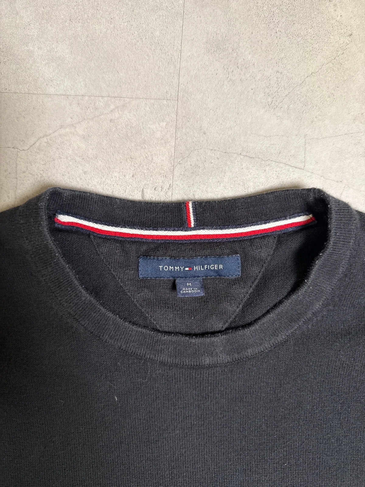 Tommy Hilfiger Maglione Lungo Manica Grigio in Lana con Dettagli a Righe – photo 3